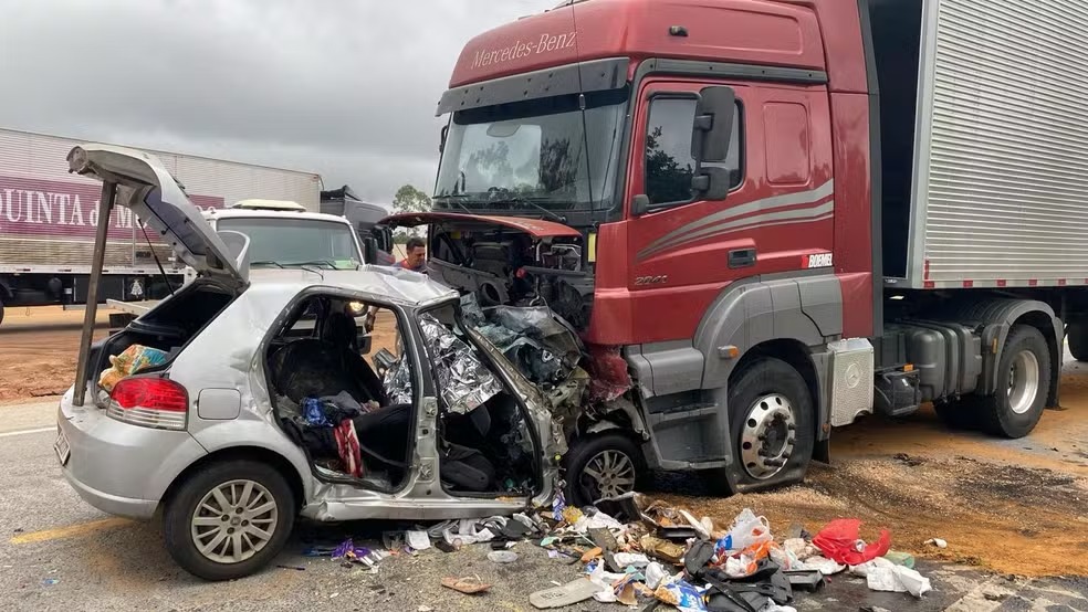 Seis pessoas de uma mesma família morrem em batida entre carro e carreta em Minas Gerais